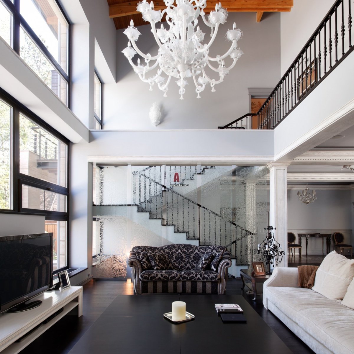 Гостиная с высоким потолком