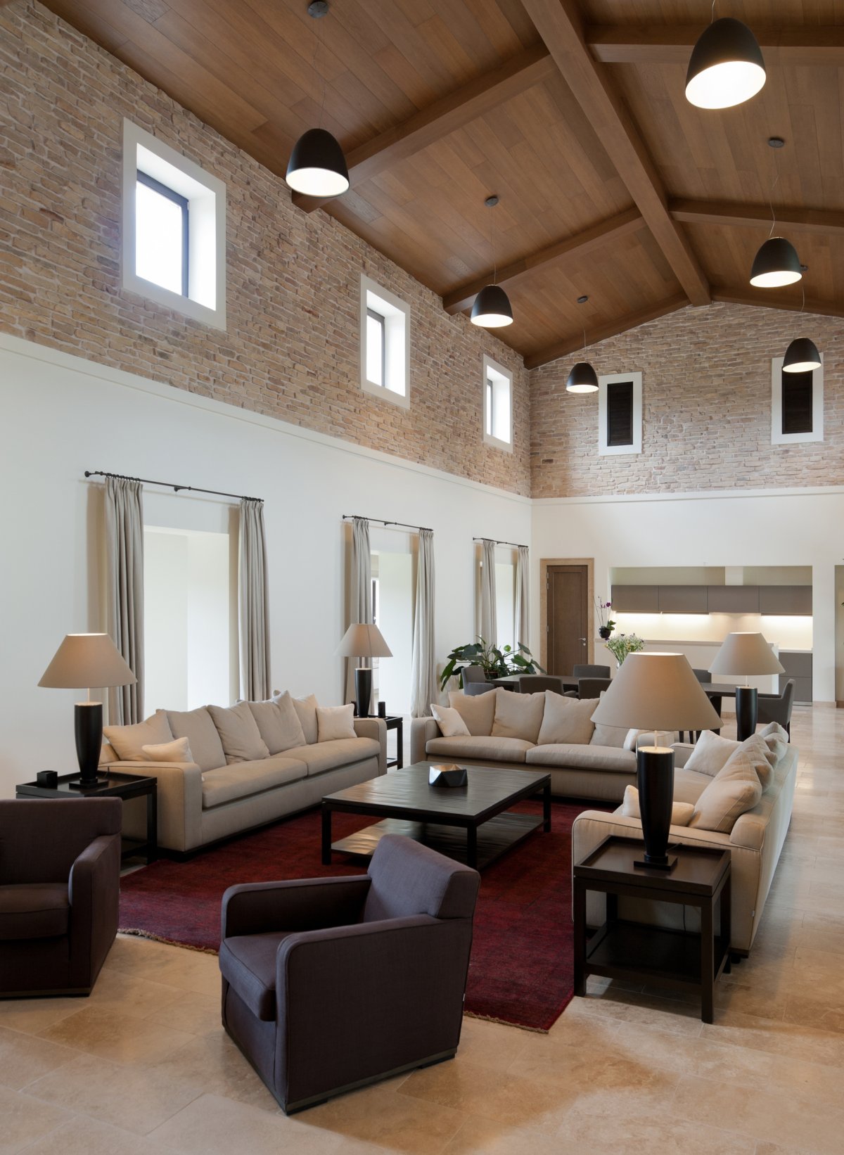 Гостиная с высоким потолком