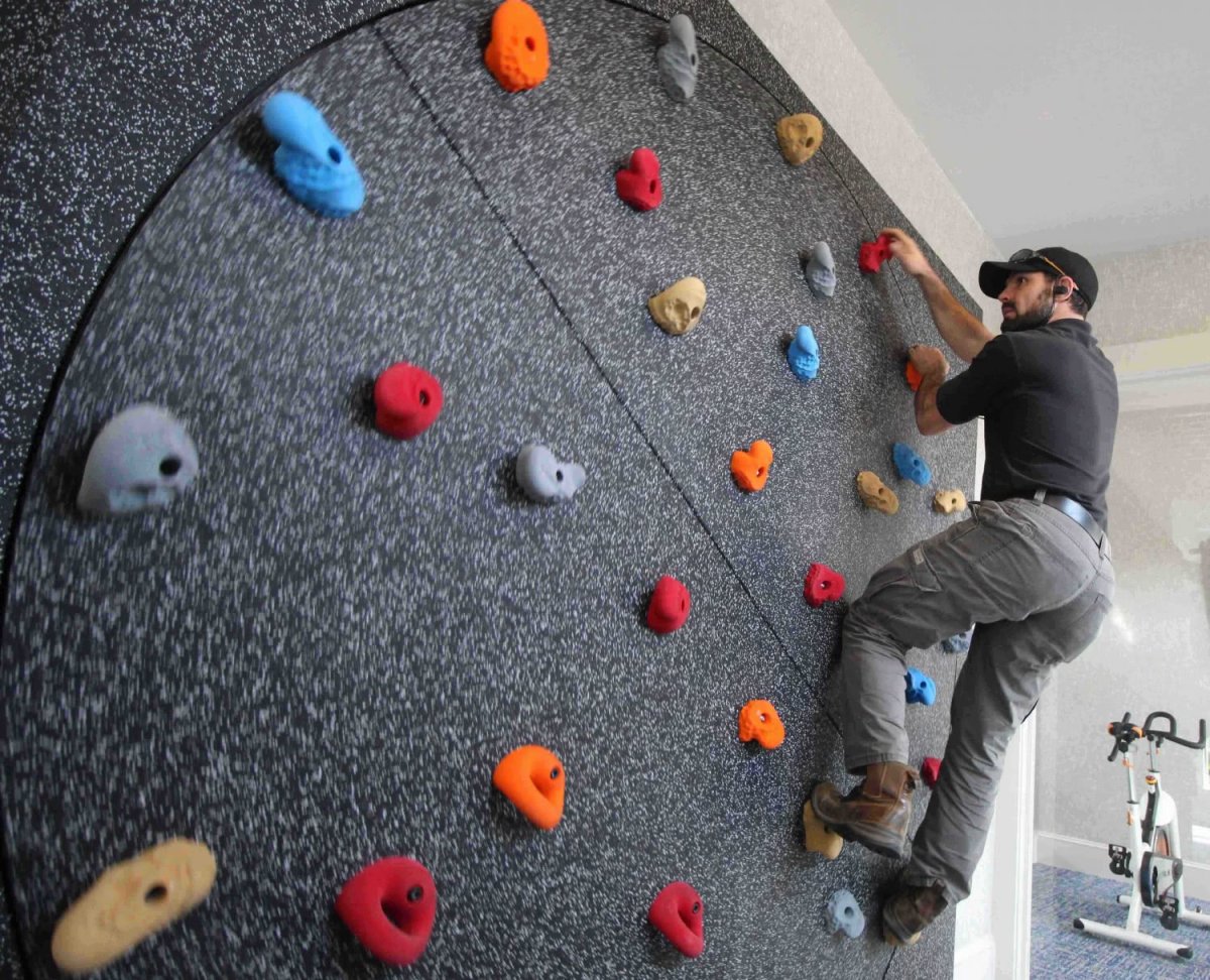 Скалодром стена