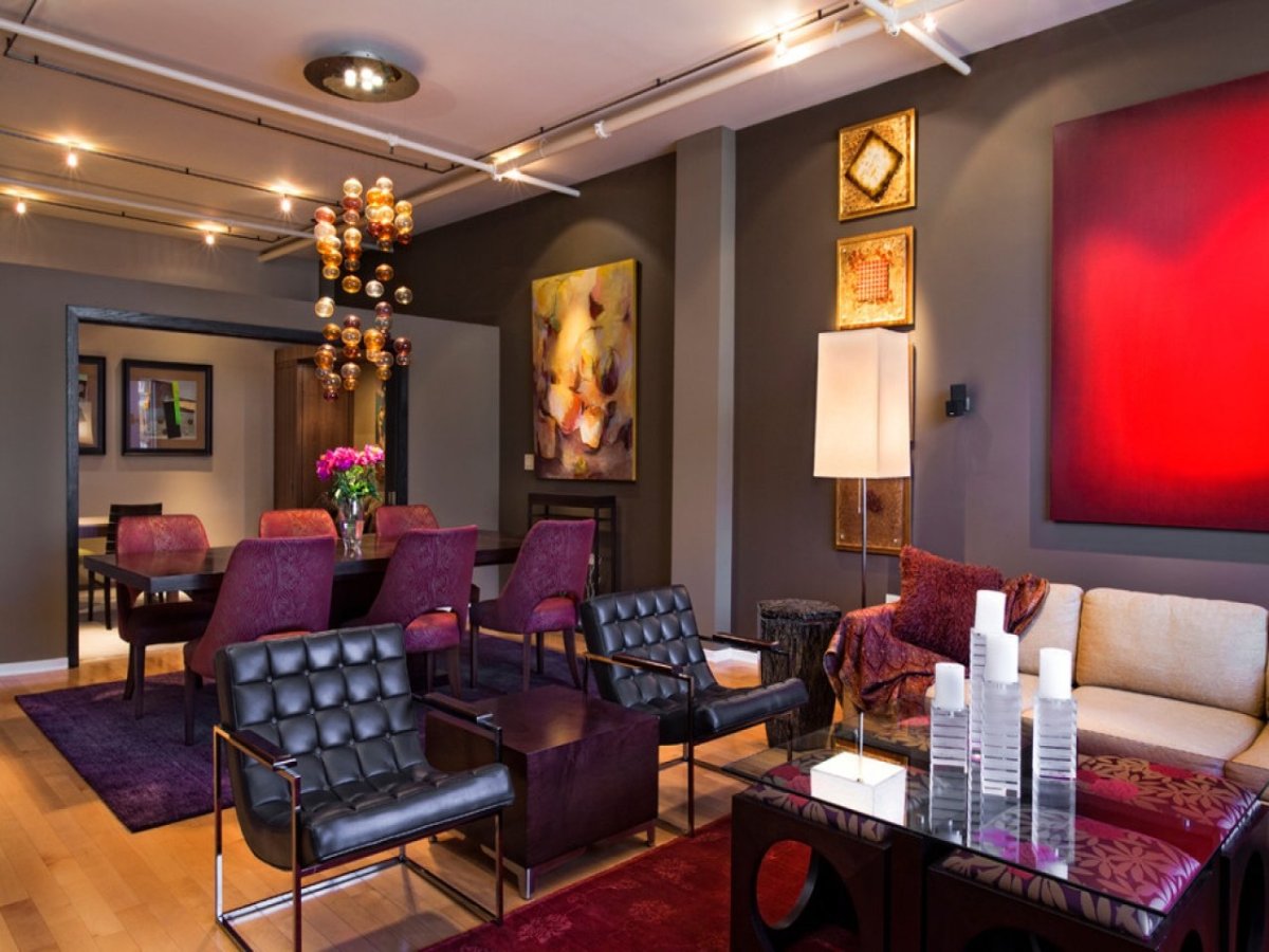 Красный и фиолетовый в интерьере