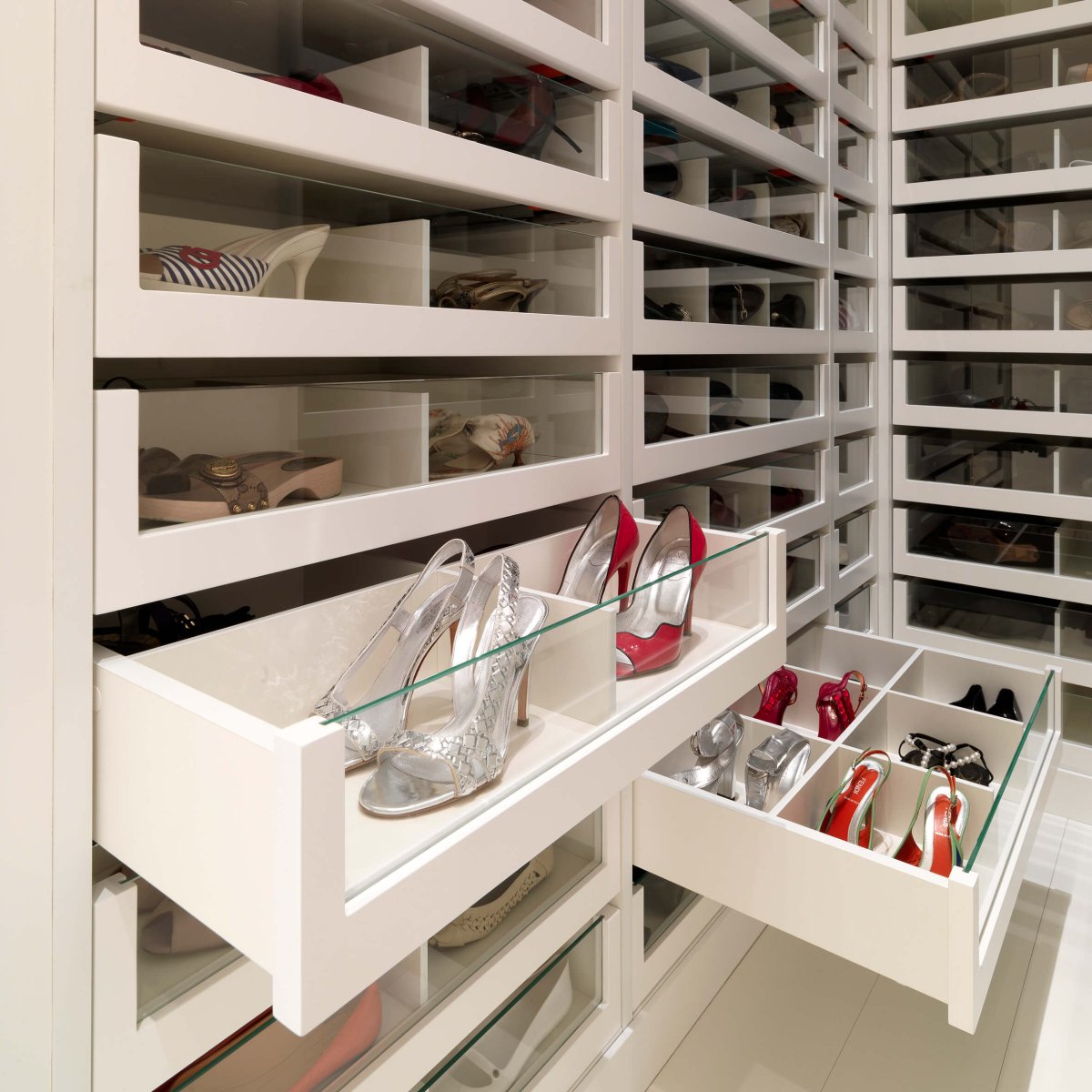 Ящик для обуви в гардеробной