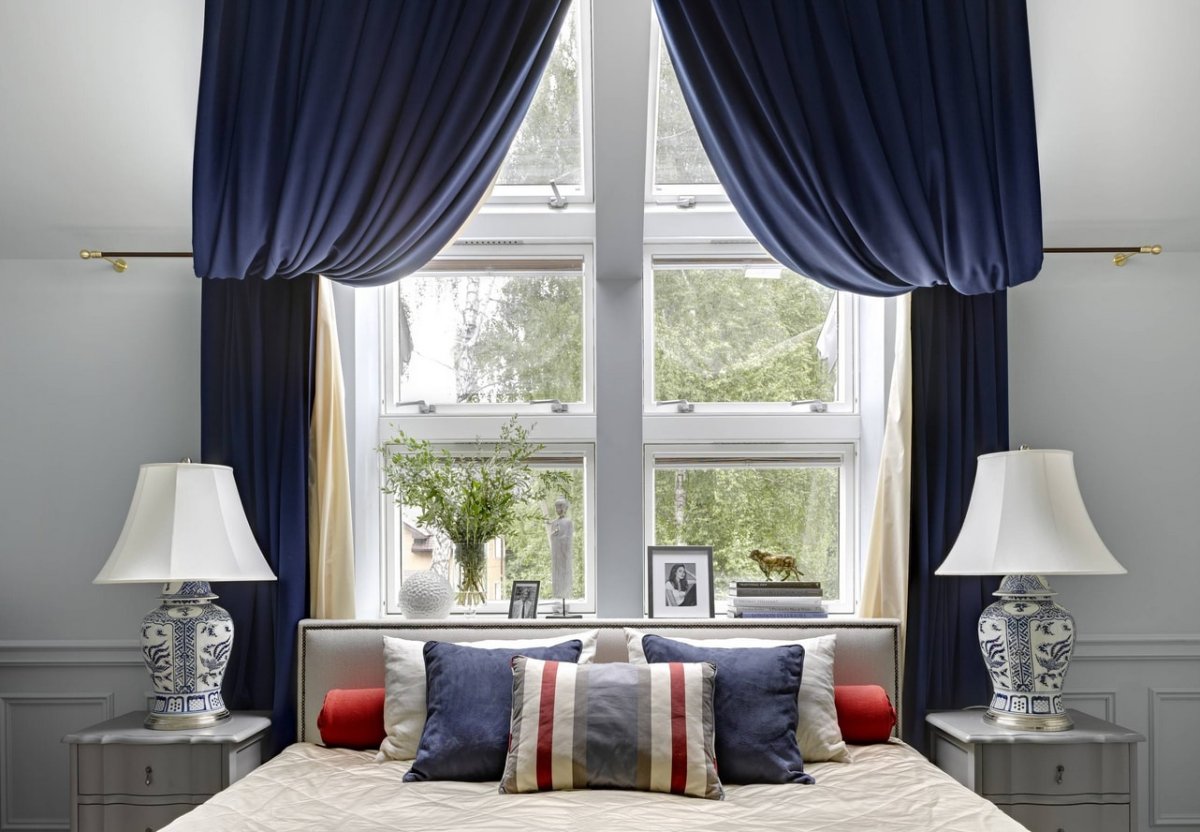 Голубые шторы серый пол