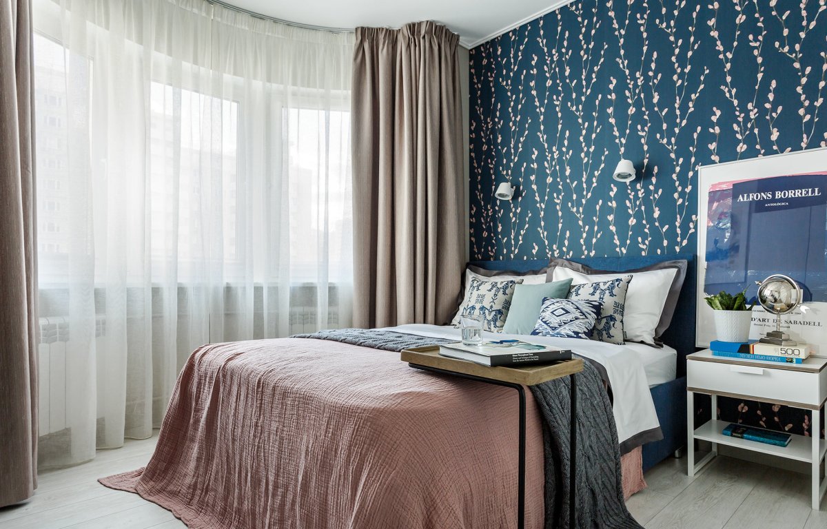 Гостиная с синими шторами