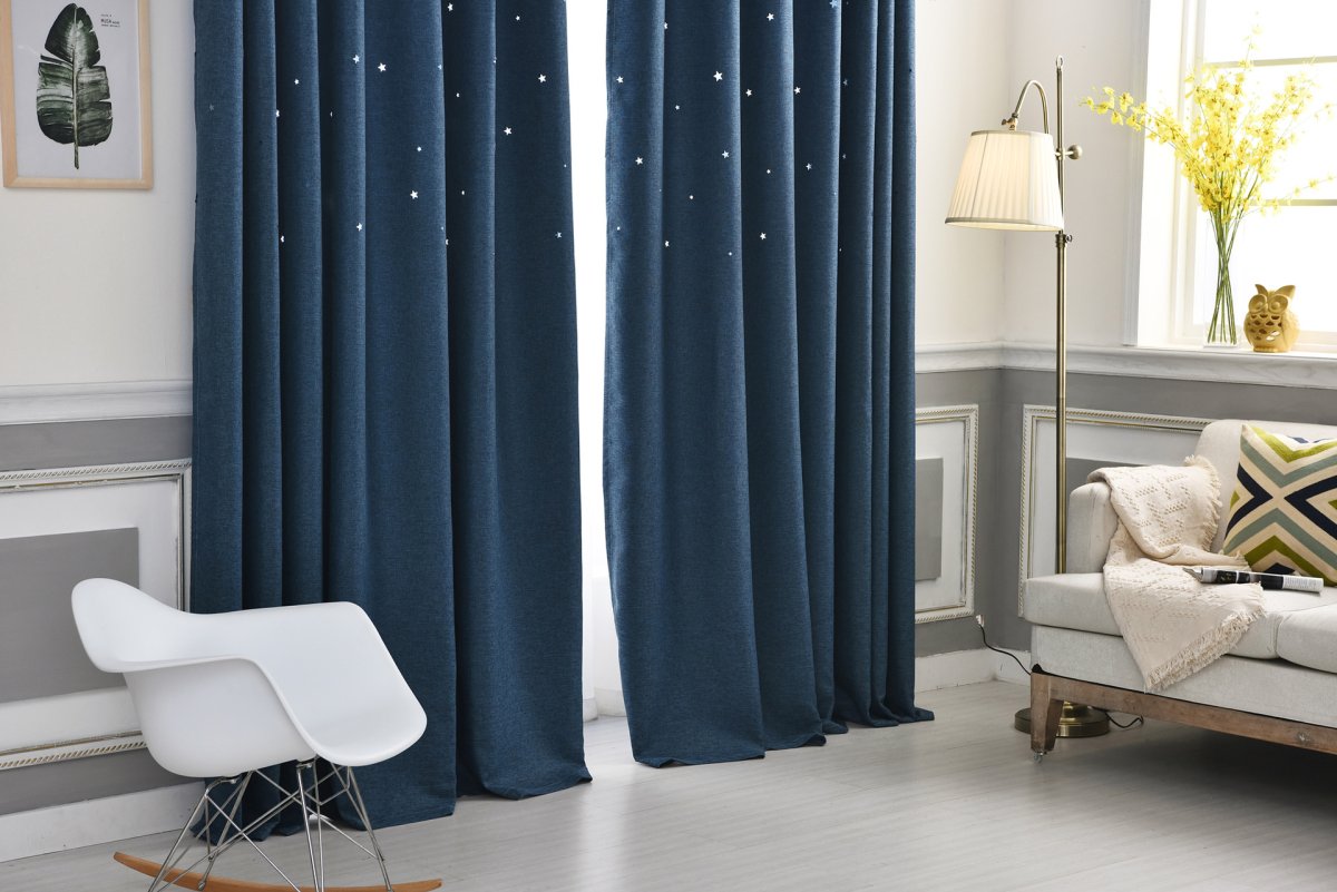 Синие шторы в интерьере гостиной