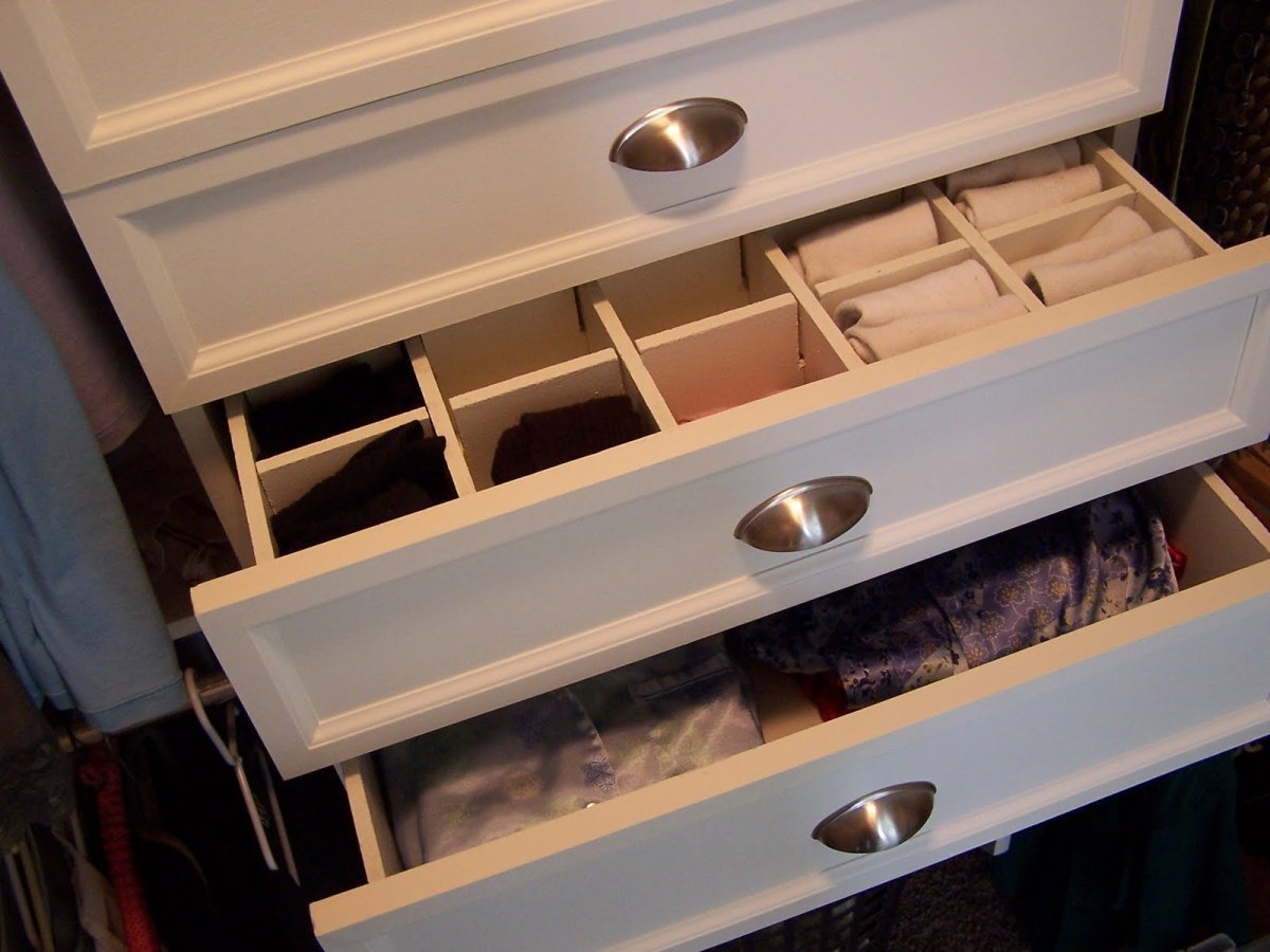 Бельевой шкаф с выдвижными ящиками