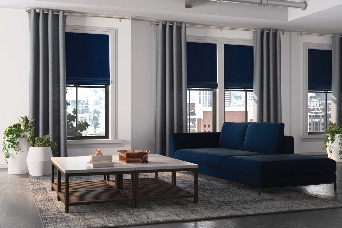 Серые стены синие шторы