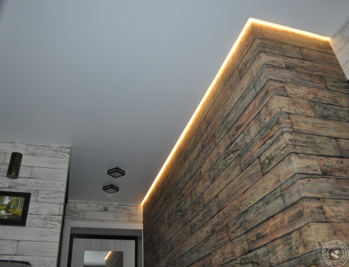 Парящий цветной потолок в интерьере