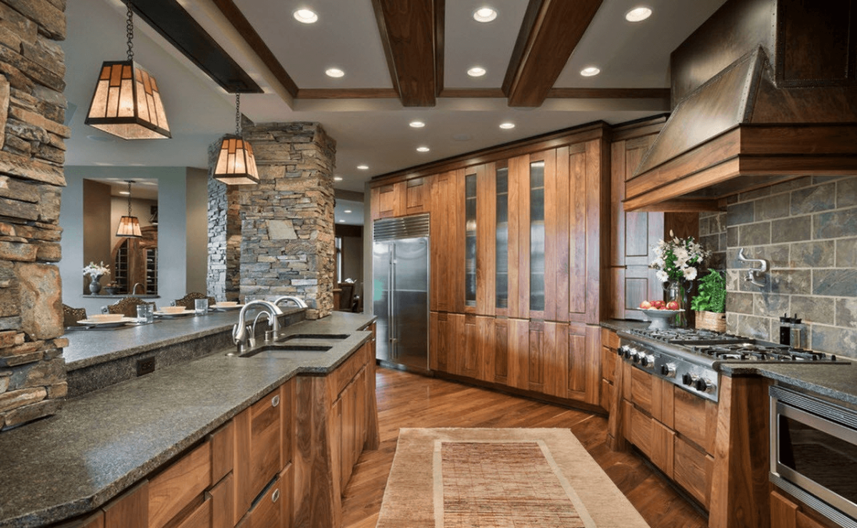 Отделка кухни натуральным камнем