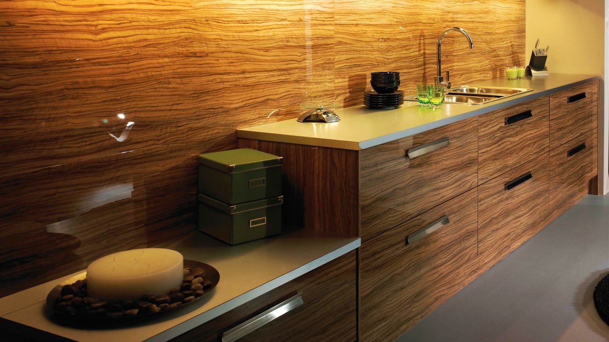 Камень в интерьере кухни