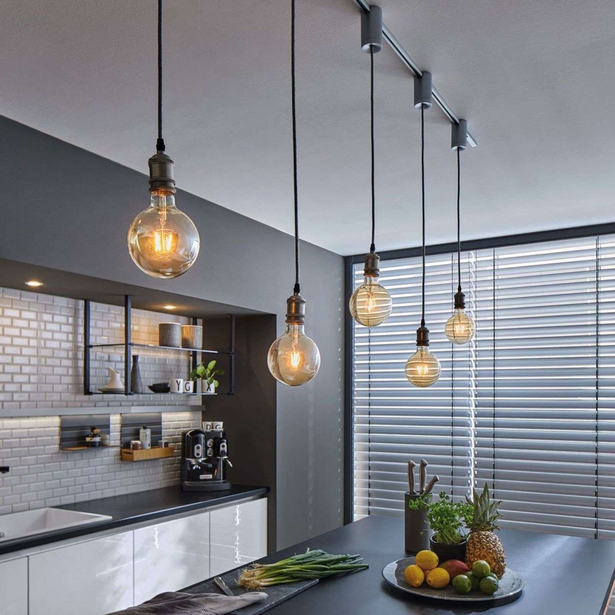 Трековые светильники в интерьере кухни