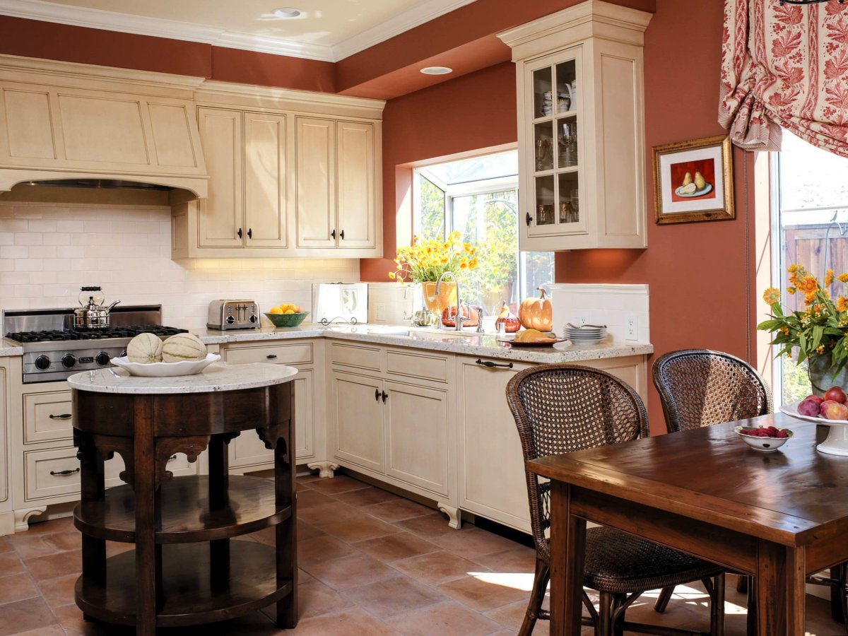 Терракотовые стены на кухне