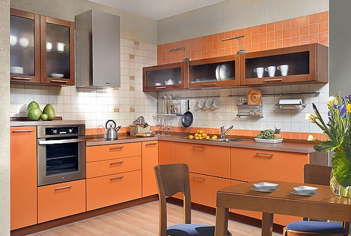 Коралловый цвет в интерьере кухни