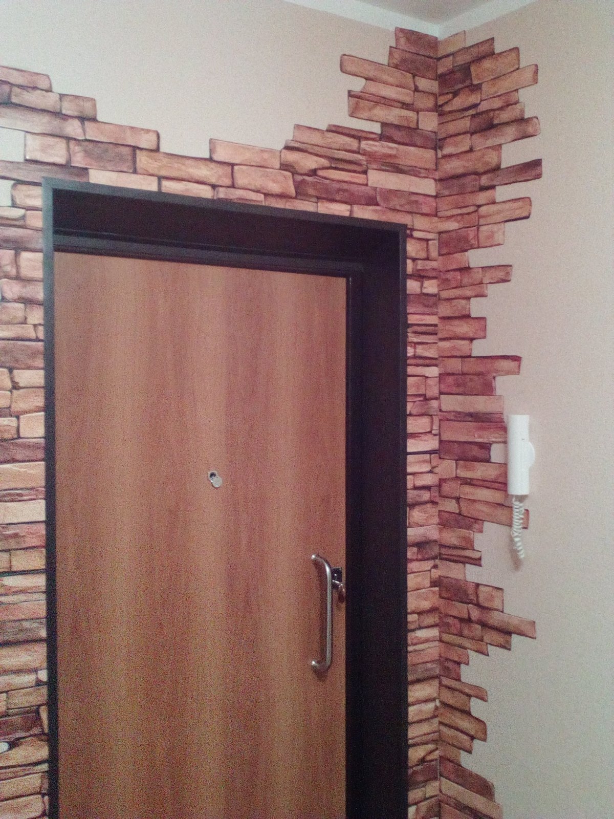 Отделка откосов входной двери камнем