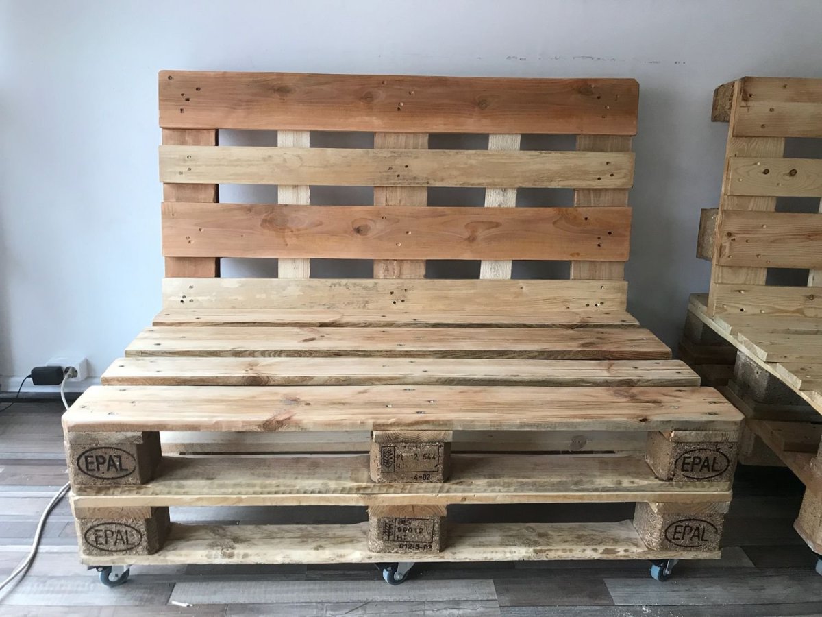 Кровать из поддонов на колесиках