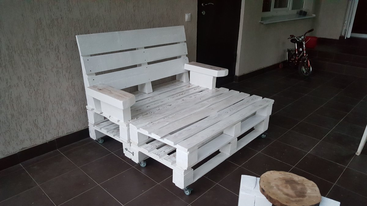 Кровать диван из деревянных поддонов