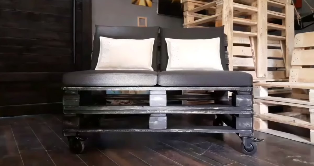 Банкетка из поддонов