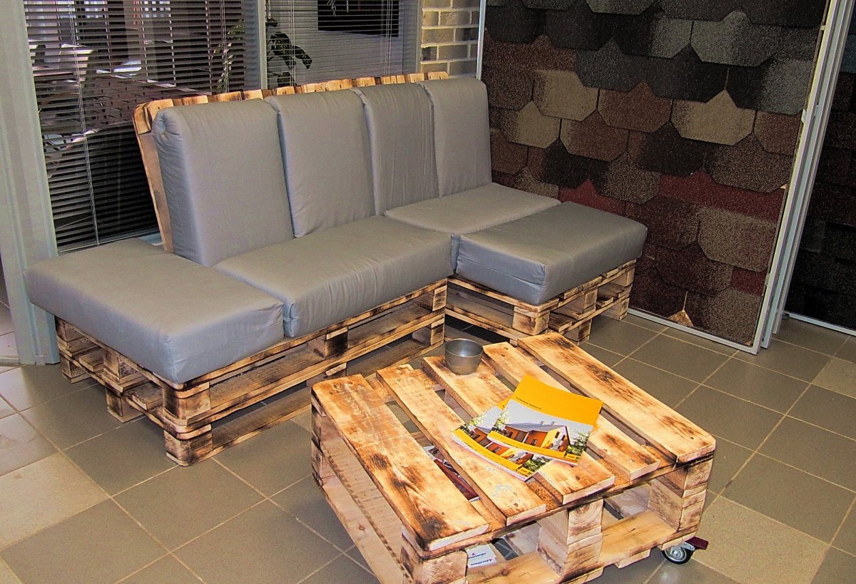 Диванчик из паллетов