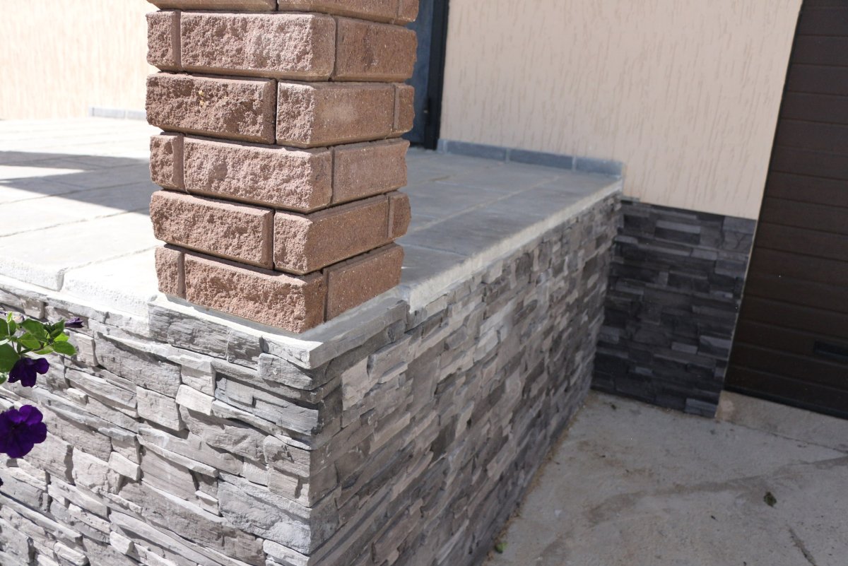 Отделка крыльца искусственным камнем