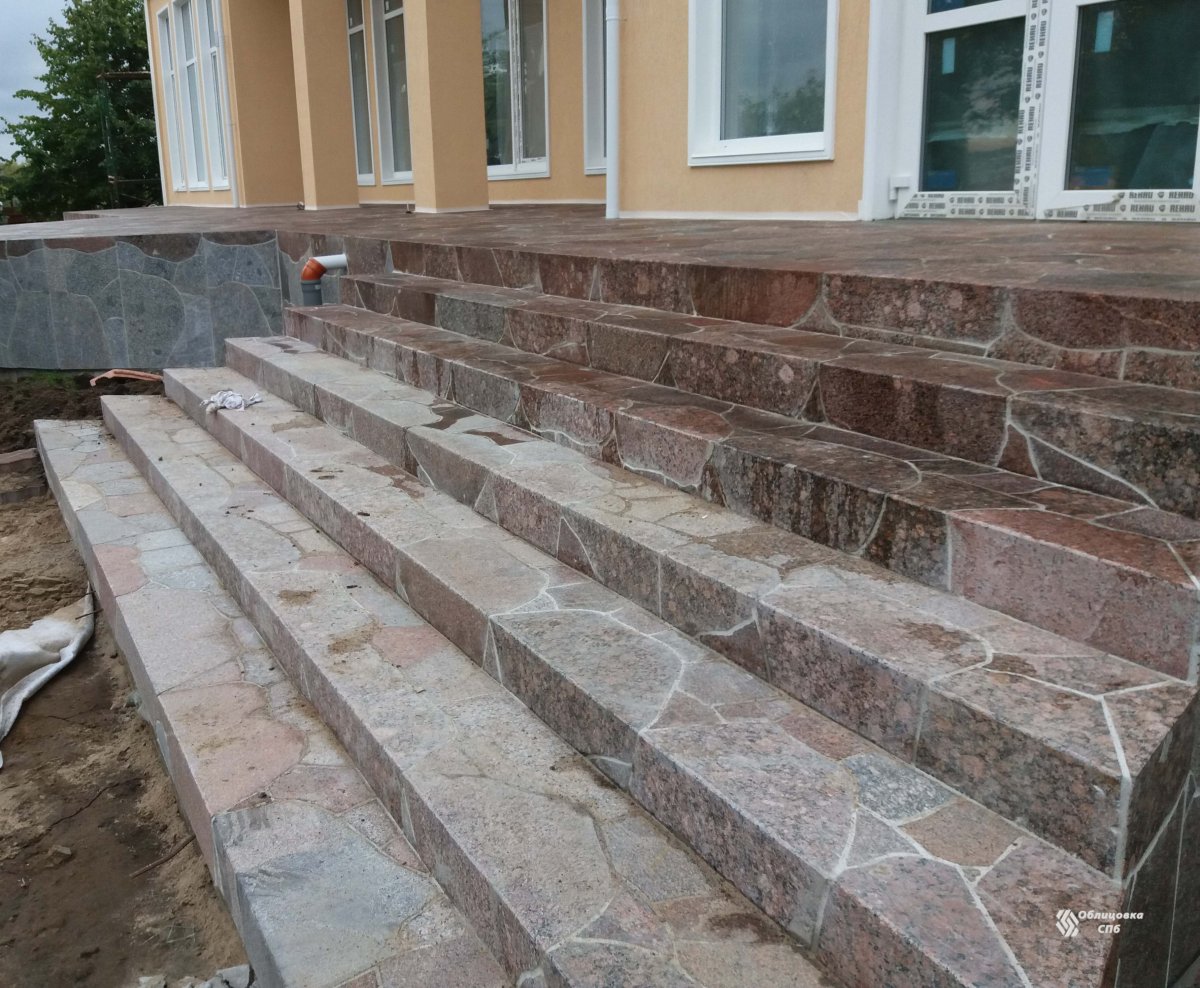 Отделка крыльца камнем
