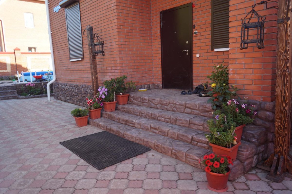 Отделка крыльца камнем