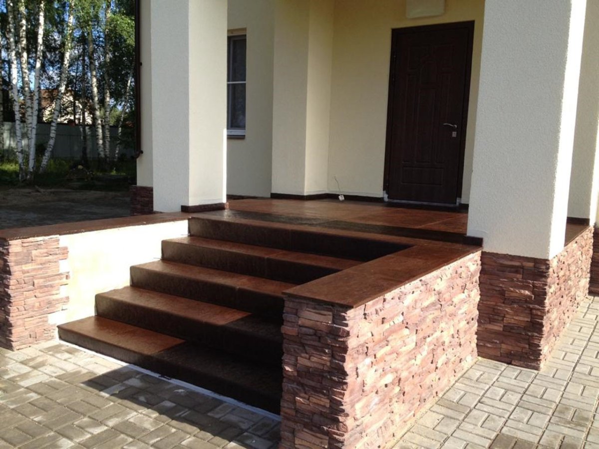 Каменное крыльцо с клумбами