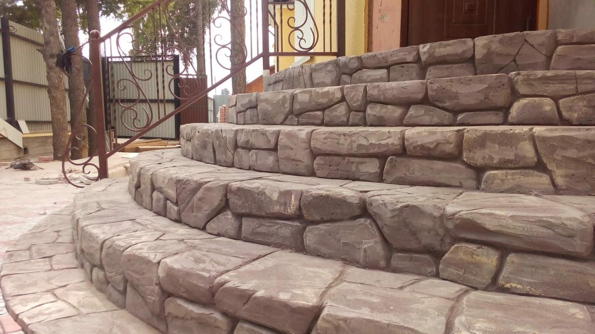 Отделка крыльца декоративным камнем