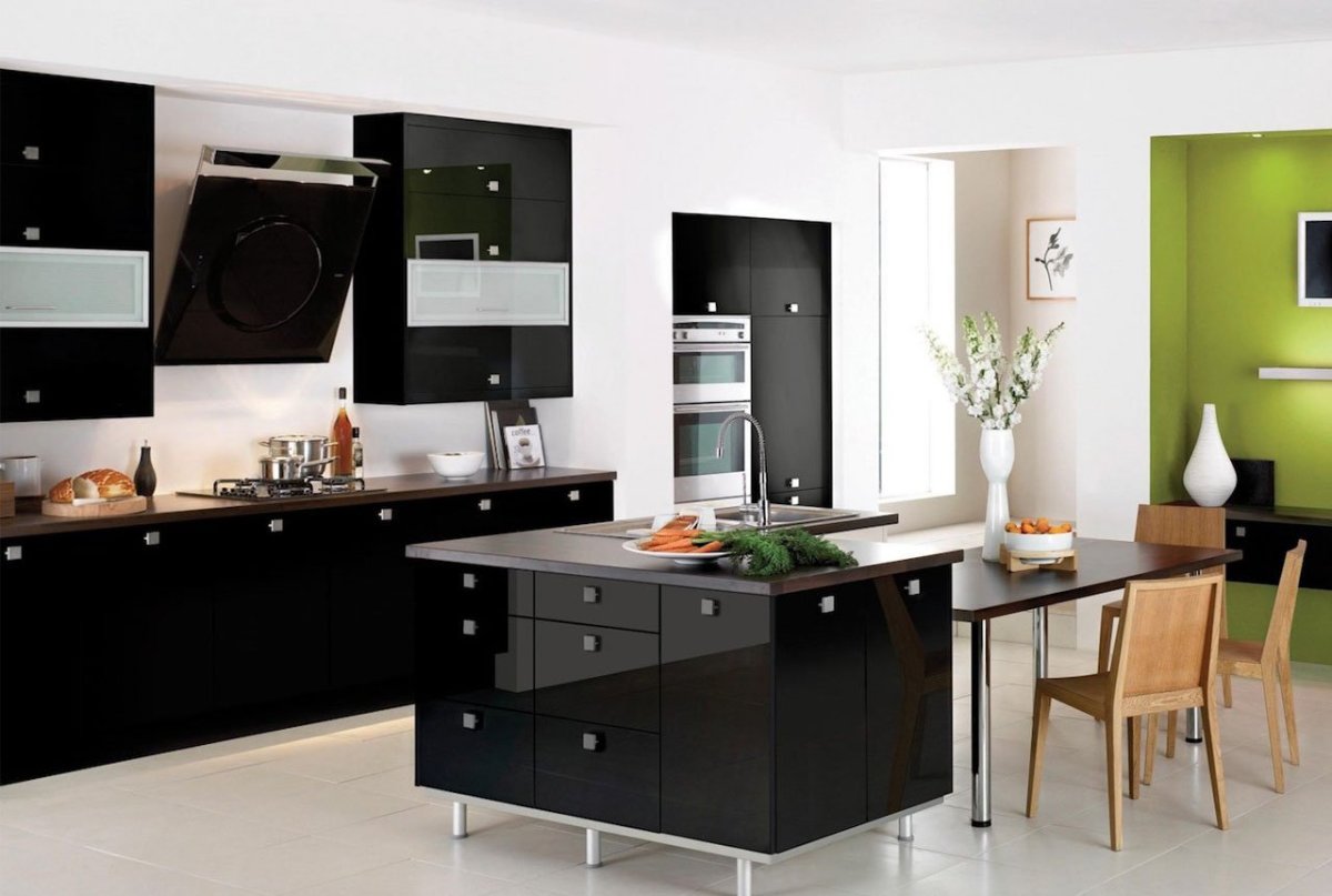 Черный холодильник в интерьере