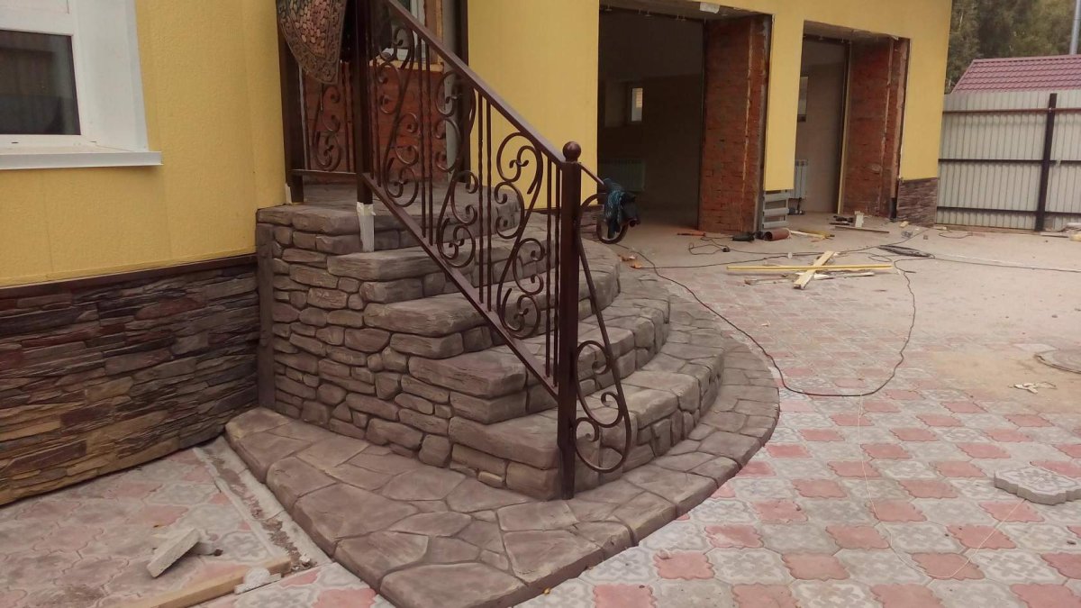 Отделка крыльца камнем