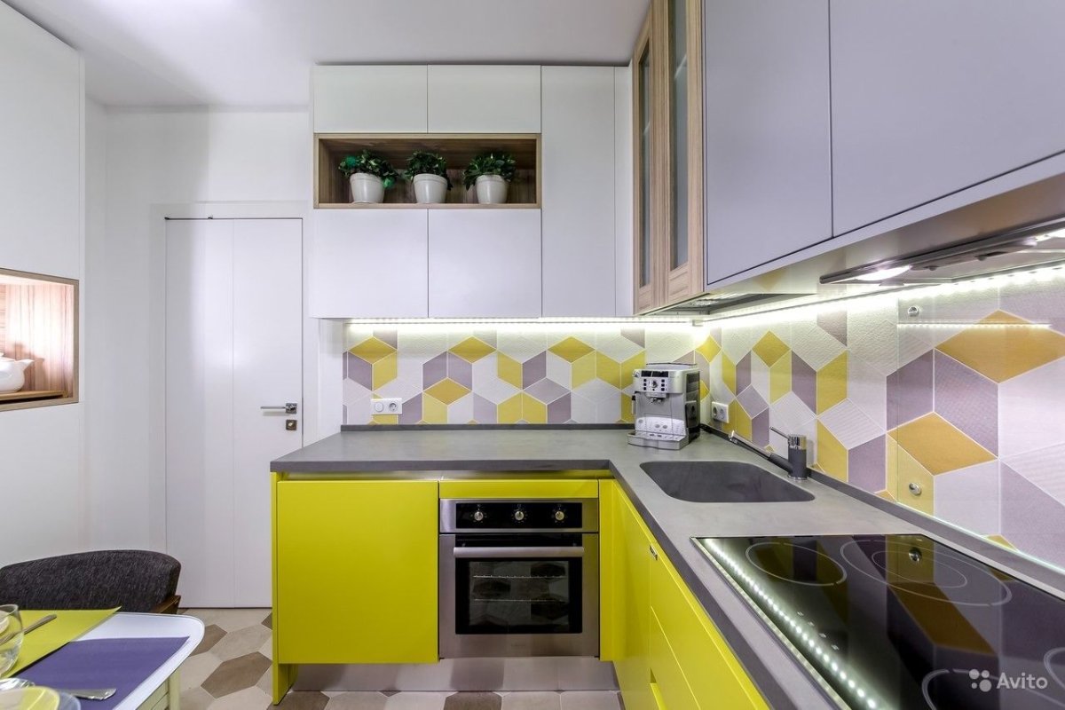 Яркая кухня с антресолью