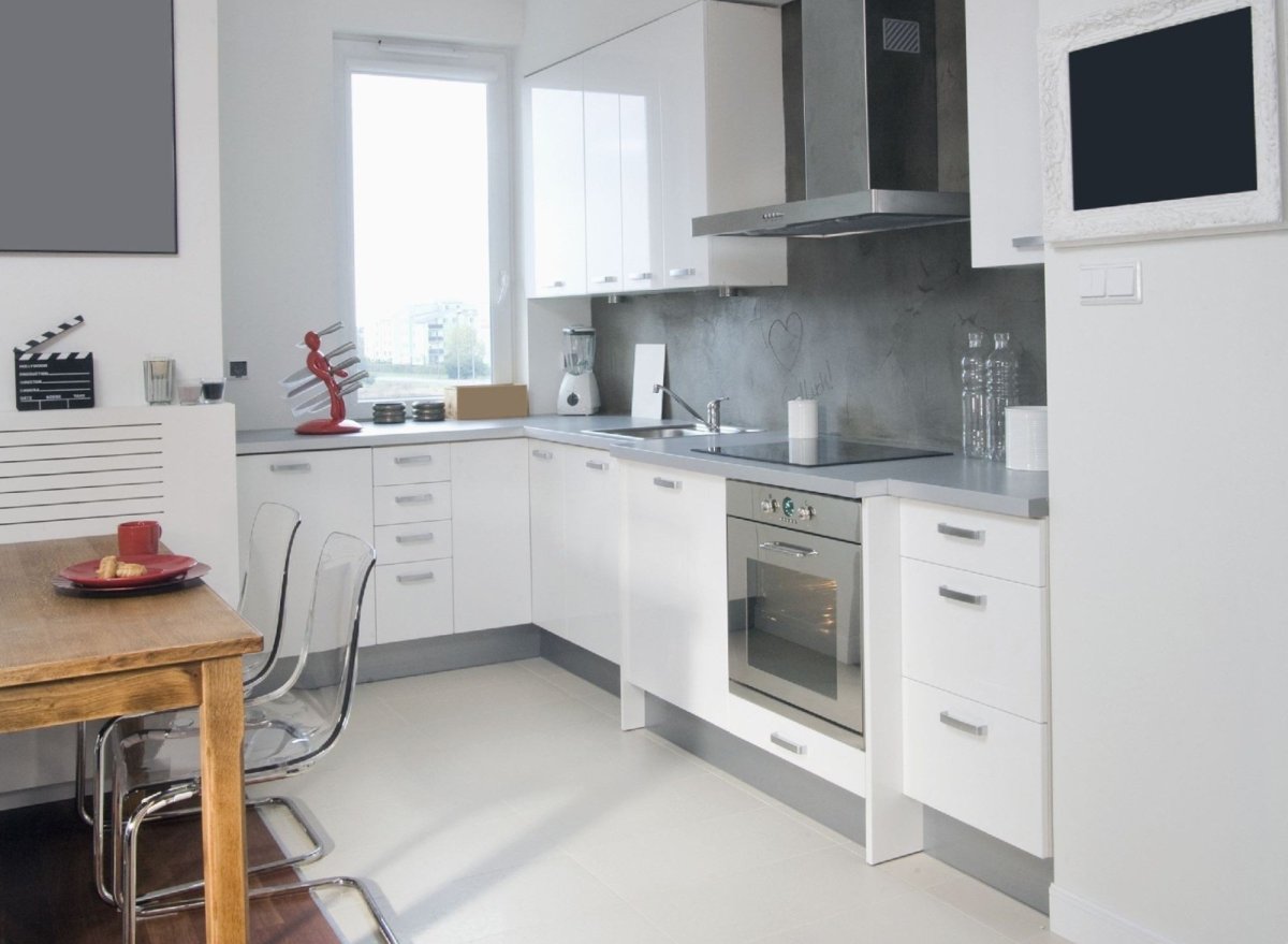 Белая кухня светло серые стены