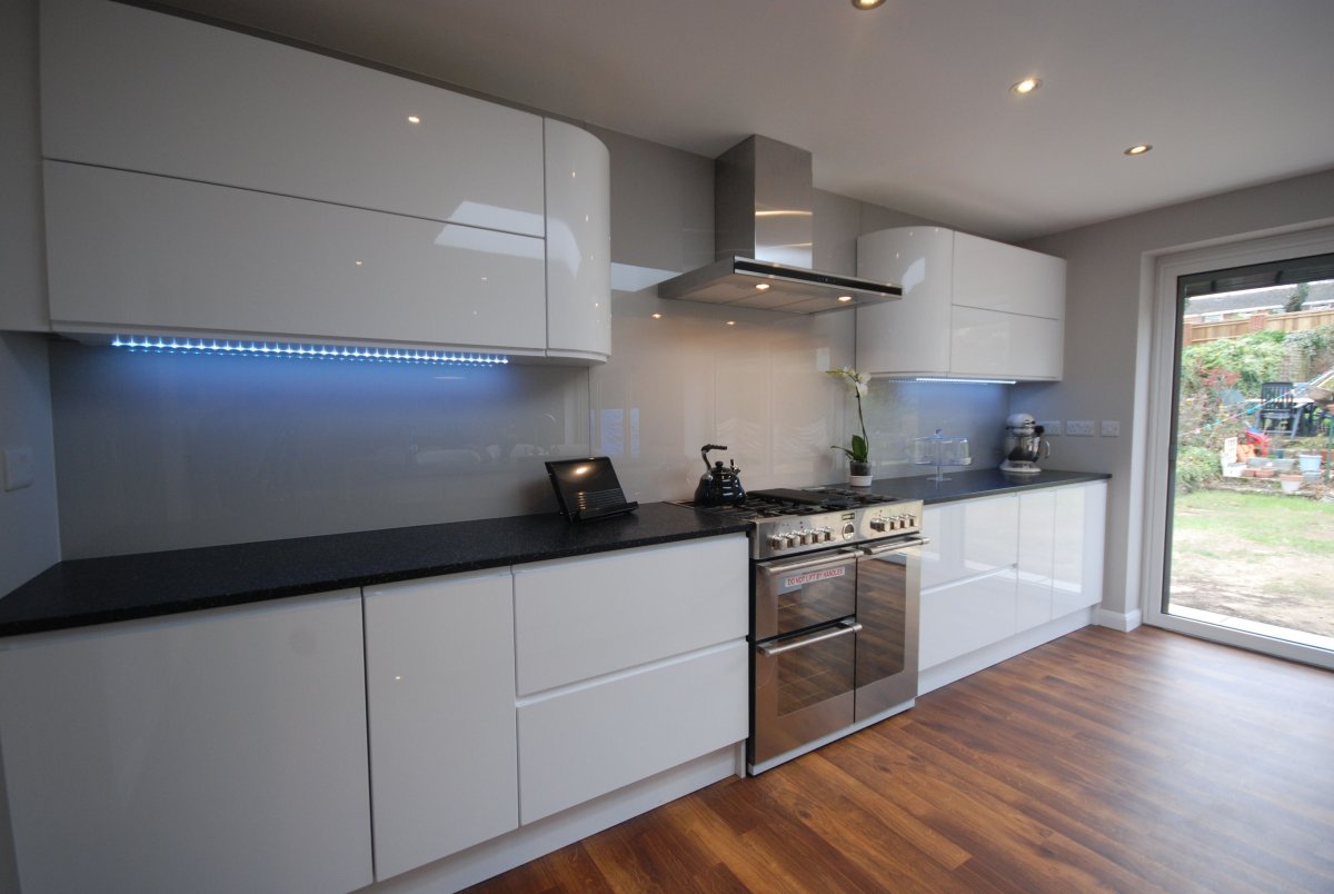 Белая глянцевая кухня