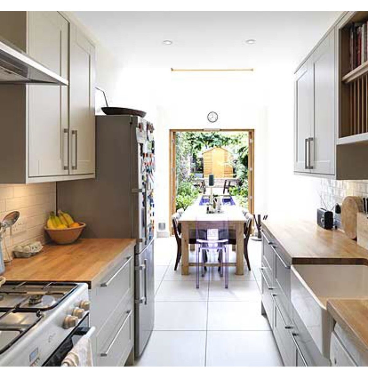 Узкая кухня для большой семьи