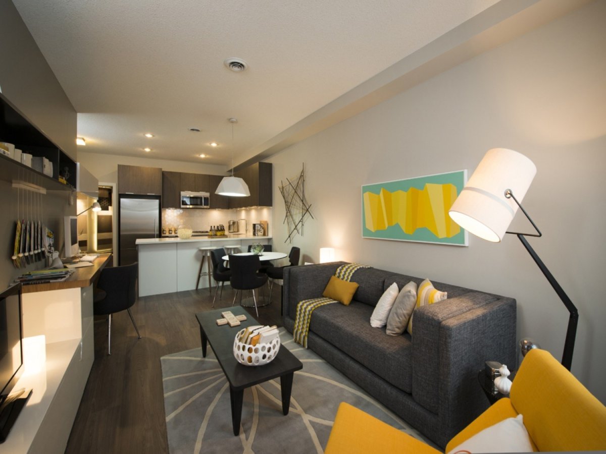 Интерьер длинной кухни