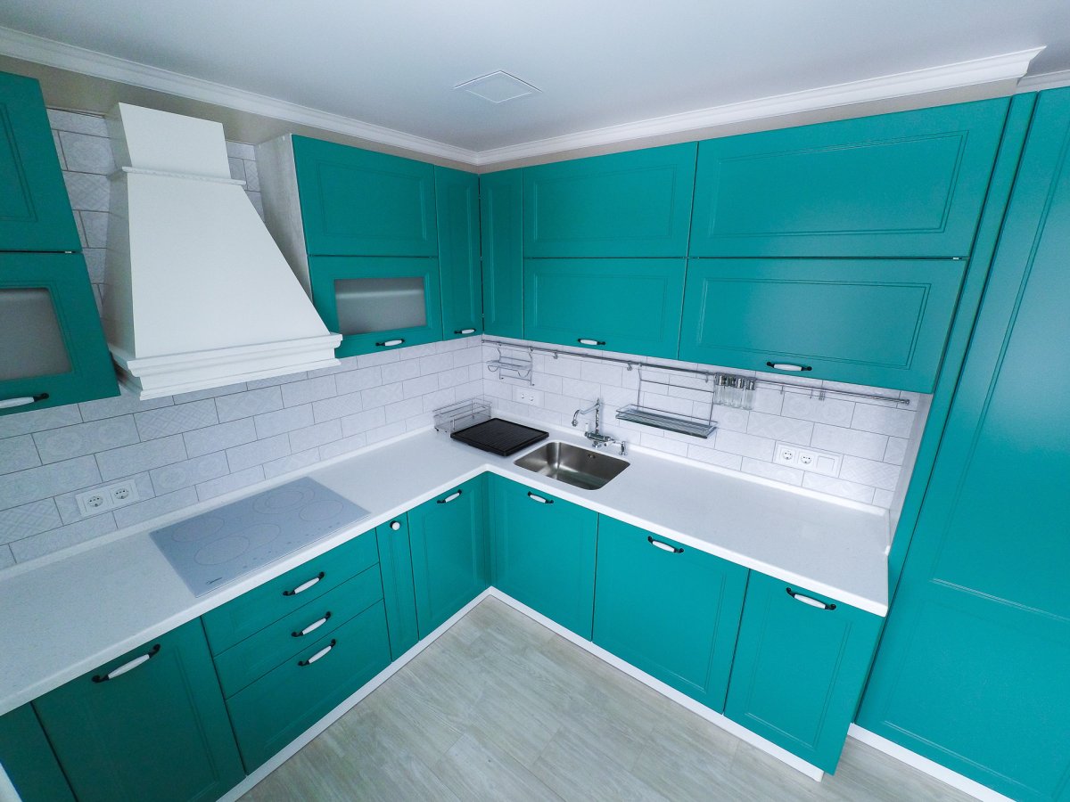 Кухня нежно бирюзового цвета
