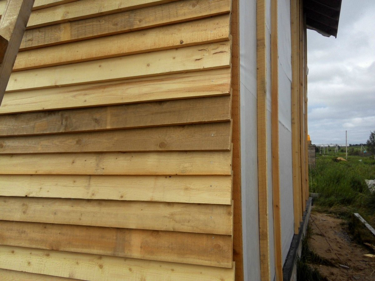 Отделка фасада обрезной доской внахлест