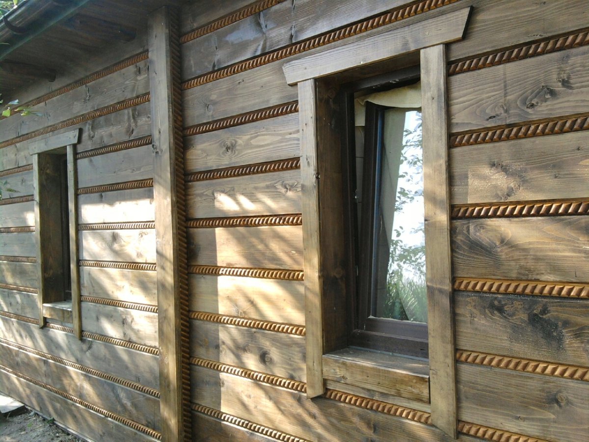 Отделка фасада необрезной доской