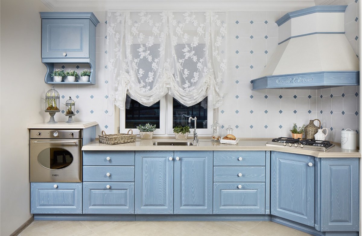 Кухня с синими фасадами