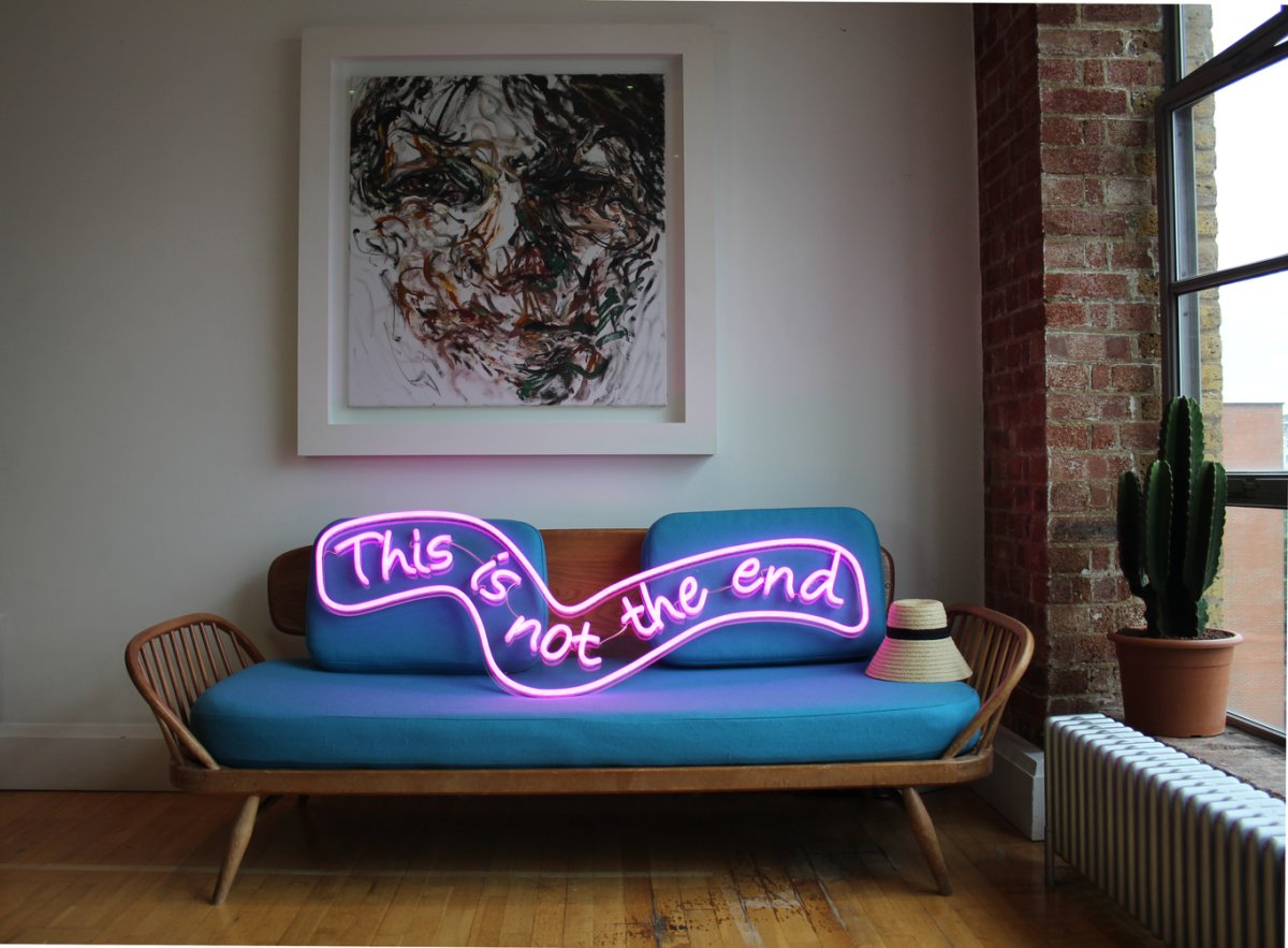 Неон вывеска в интерьере