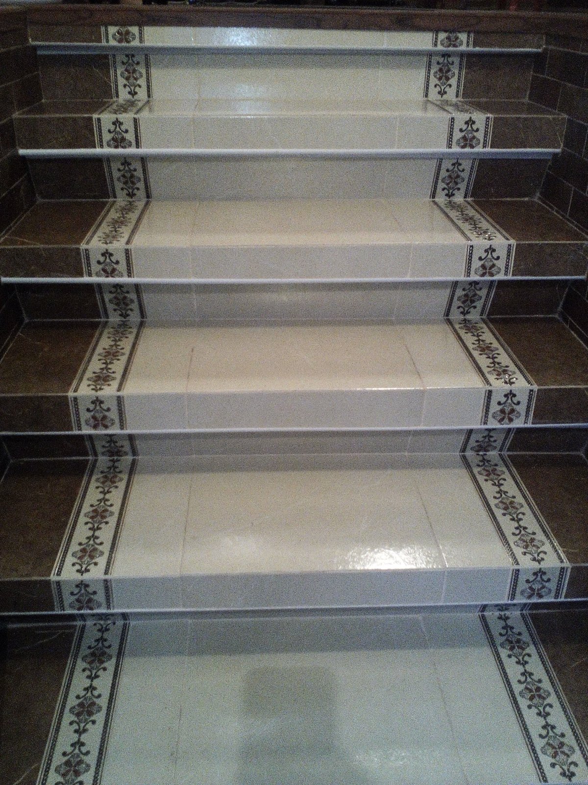 Обкладка лестницы плиткой