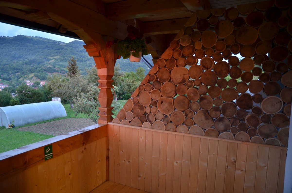 Беседка из спиленных деревьев