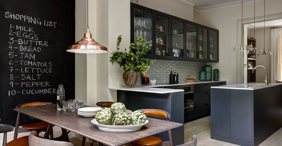 Грифельная стена в интерьере кухни