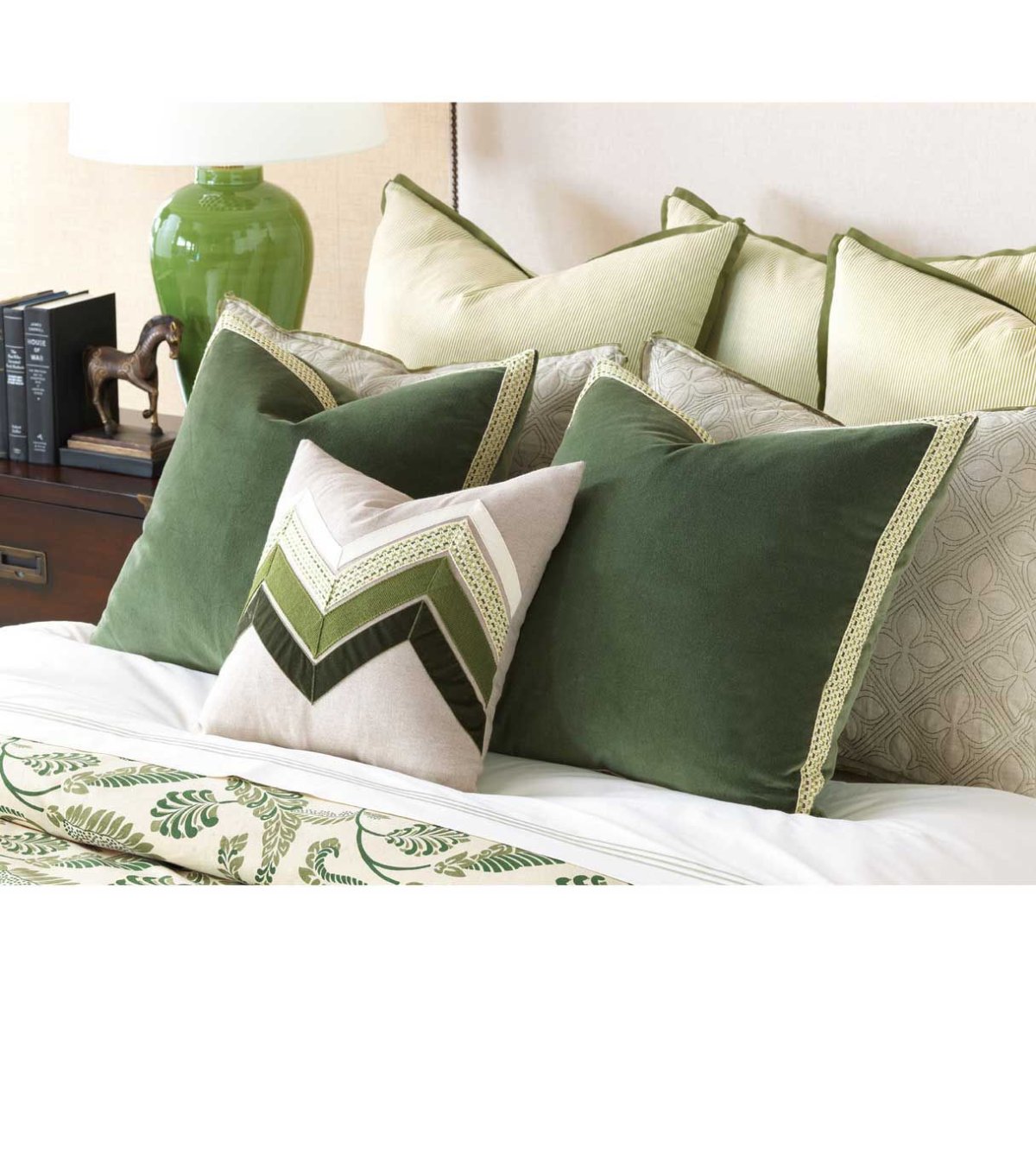 Зеленые подушки в интерьере