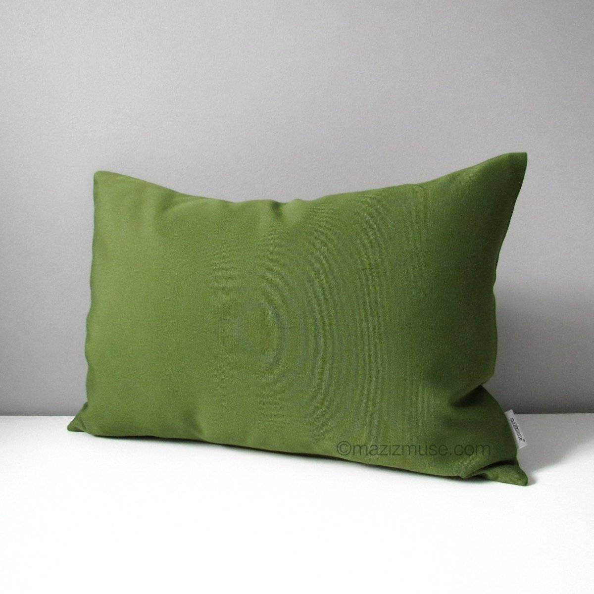 Зеленая подушка для дивана