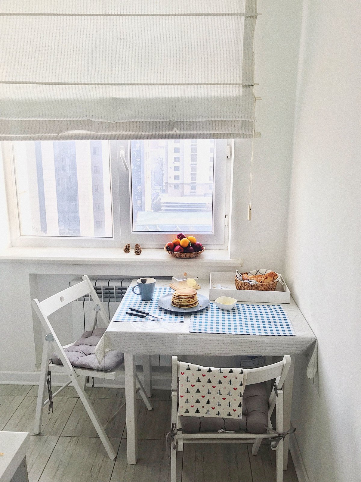 Желтая Римская штора из Икеи в интерьере