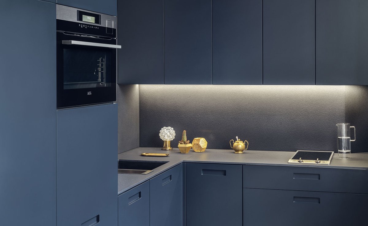 Белая кухня с профилем gola