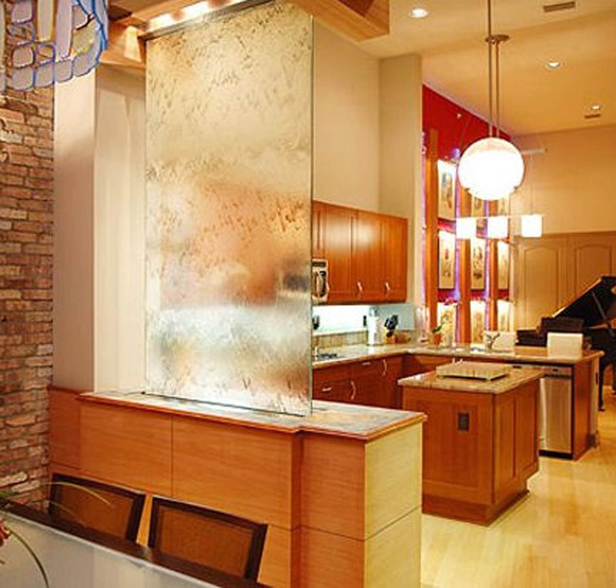 Искусственные водопады по стеклу