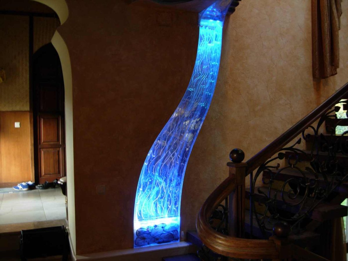 Интерьерный водопад по стеклу