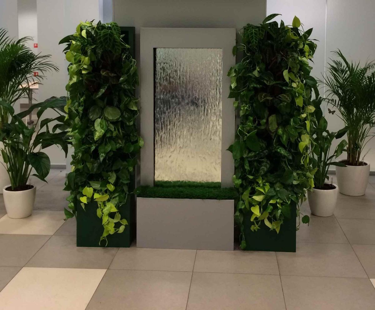 Искусственные водопады по стеклу