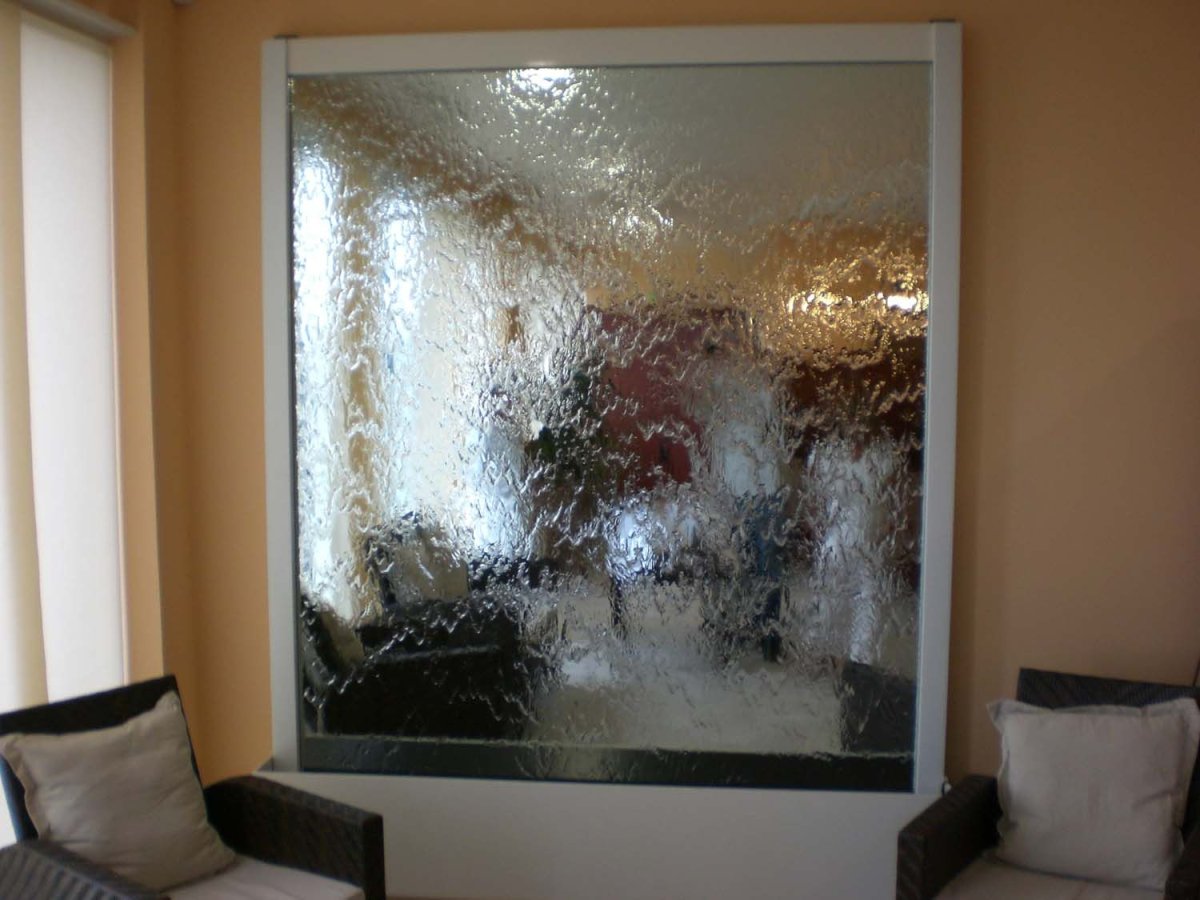 Стена пузырьковый водопад в офисе фото