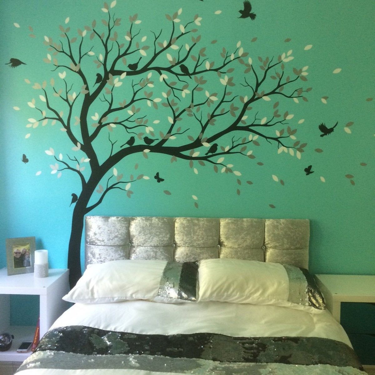 Рисунок на стене в спальне